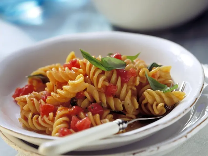 Spiralnudeln mit kalter Tomatensoße