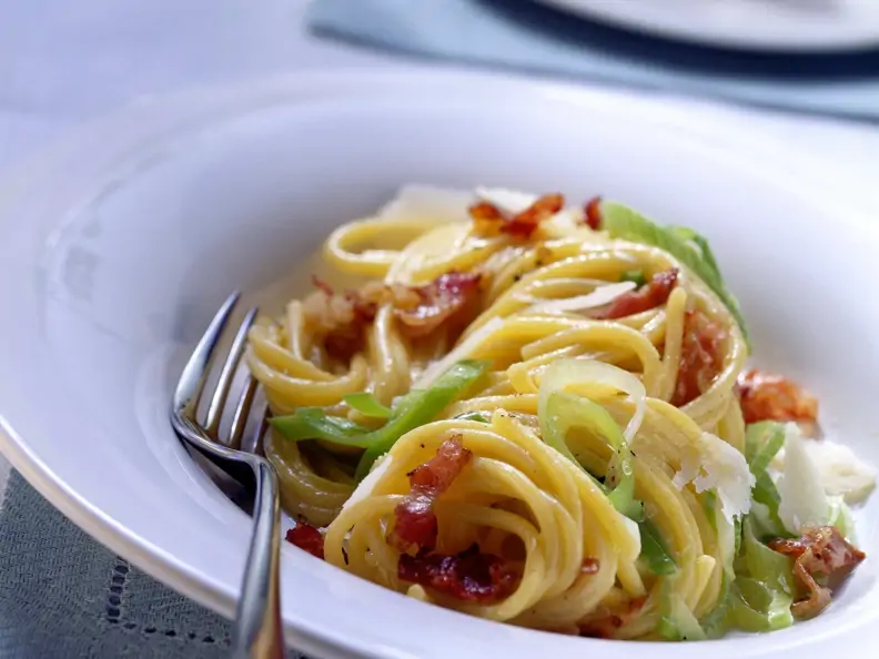 Pasta mit Carbonara-Lauch-Soße
