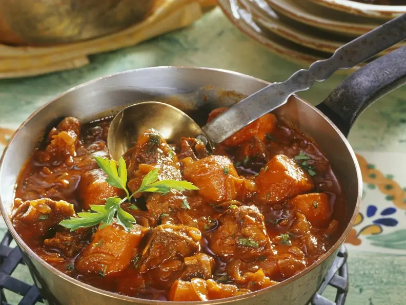Gulasch mit Karotten dazu Spätzle