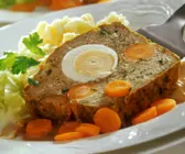 Hackbraten mit Ei, Möhren und Kartoffelbrei