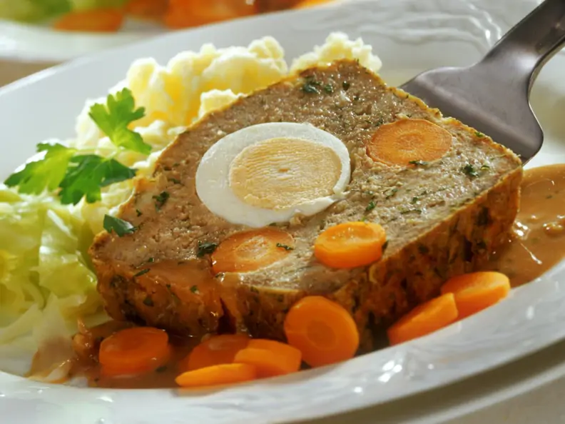 Hackbraten mit Ei, Möhren und Kartoffelbrei