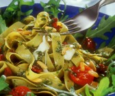 Pasta mit Bärlauchpesto, Tomaten und Pinienkernen