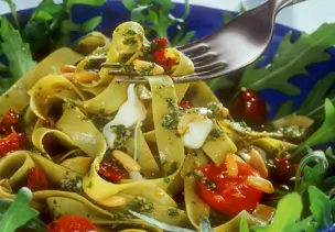 Pasta mit Bärlauchpesto, Tomaten und Pinienkernen