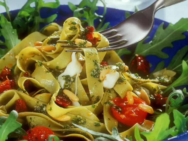 Pasta mit Bärlauchpesto, Tomaten und Pinienkernen