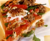 Hackfleisch-Pizza mit Granatapfelkernen