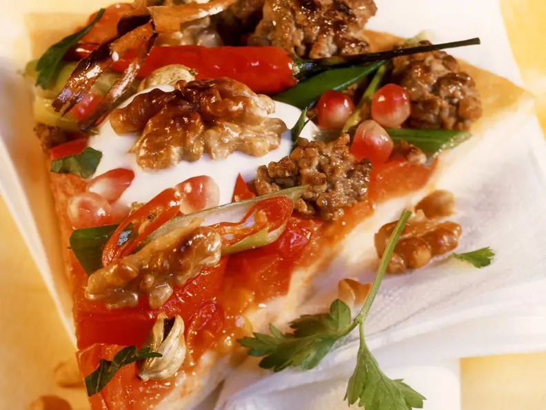 Hackfleisch-Pizza mit Granatapfelkernen