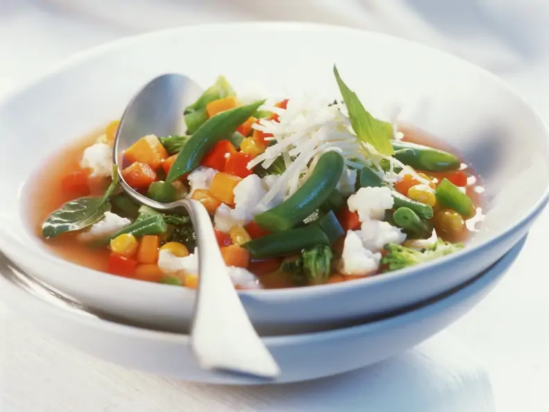 Italienische Gemüsesuppe mit Parmesan (Minestrone)