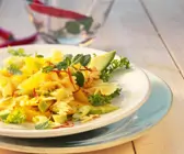 Pasta-Avocado-Salat mit Walnüssen