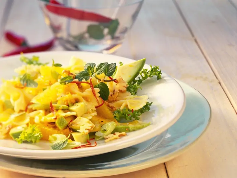 Pasta-Avocado-Salat mit Walnüssen