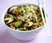 Suppe mit Eiernudeln, Gemüse, Pilzen und Huhn auf chinesische Art