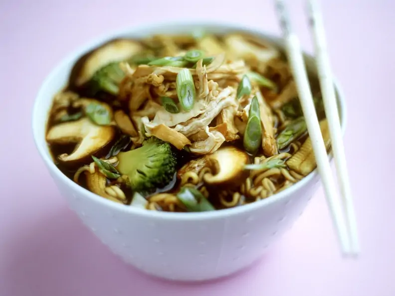 Suppe mit Eiernudeln, Gemüse, Pilzen und Huhn auf chinesische Art