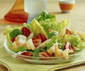Sommerlicher Erdbeer-Scampi-Salat