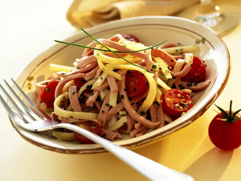 Käse-Wurst-Salat mit Tomaten