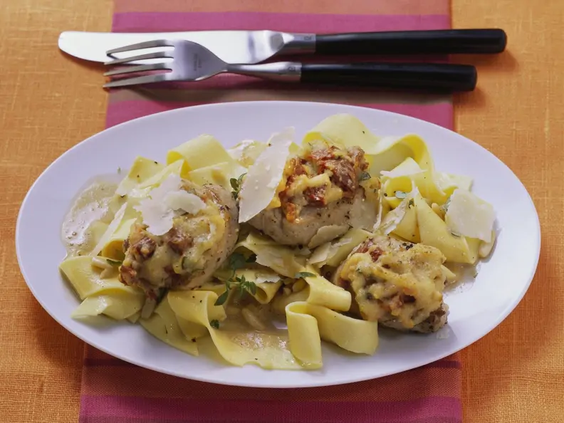 Überbackene Medaillons mit Masalasoße und Nudeln