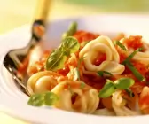 Tortellini mit Tomatensoße