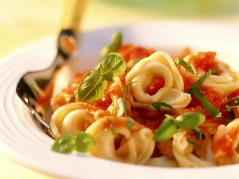 Tortellini mit Tomatensoße