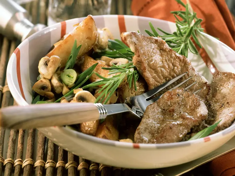 Schnelle Kalbssteaks mit Rosmarinkartoffeln