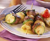 Lamm-Zucchini-Spieße vom Grill mit gebratenem Chicorée