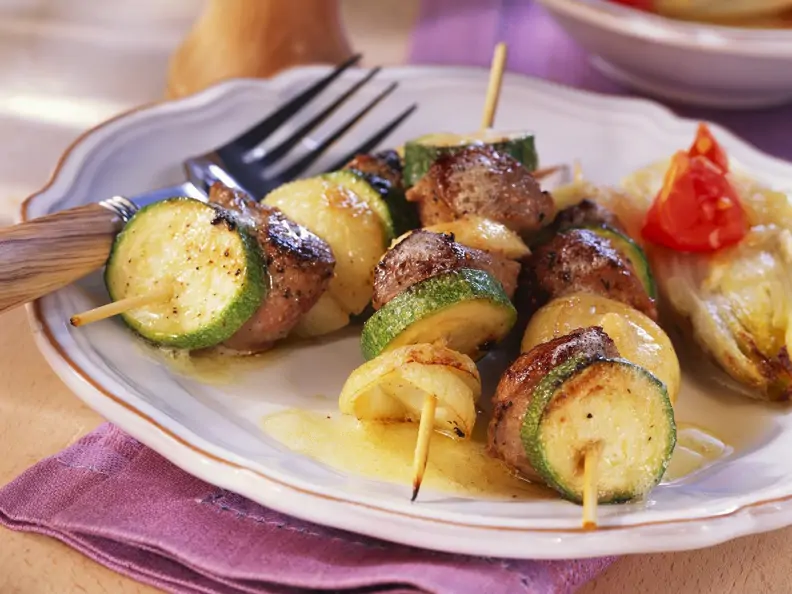 Lamm-Zucchini-Spieße vom Grill mit gebratenem Chicorée
