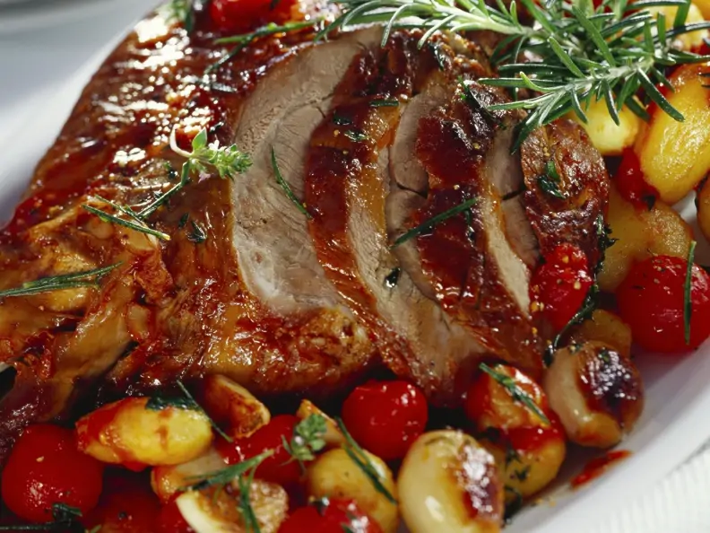 Lammkeule mit Schalotten und Rosmarin
