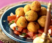 Kartoffel-Bulgur-Klößchen auf arabische Art mit Tomatensalat