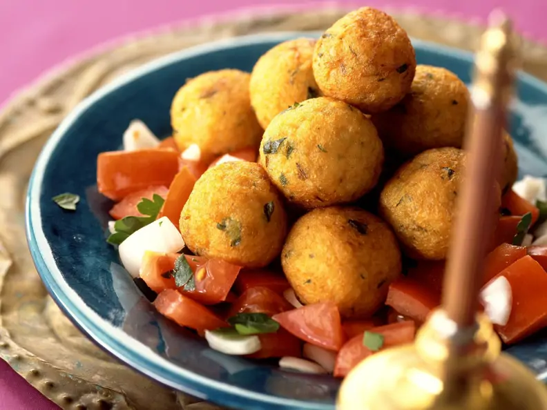 Kartoffel-Bulgur-Klößchen auf arabische Art mit Tomatensalat