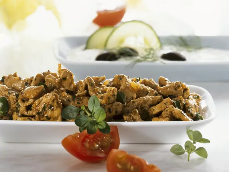 Gyros aus Schweinefleisch dazu Zaziki