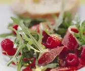 Paprikasalat mit Himbeeren und Entenbrust