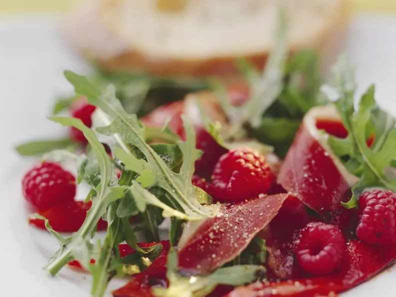 Paprikasalat mit Himbeeren und Entenbrust