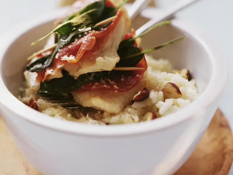 Saltimbocca-Rotbarsch und Risotto mit Haselnüssen