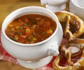 Klassische Gulaschsuppe dazu Brezel