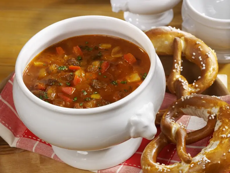Klassische Gulaschsuppe dazu Brezel