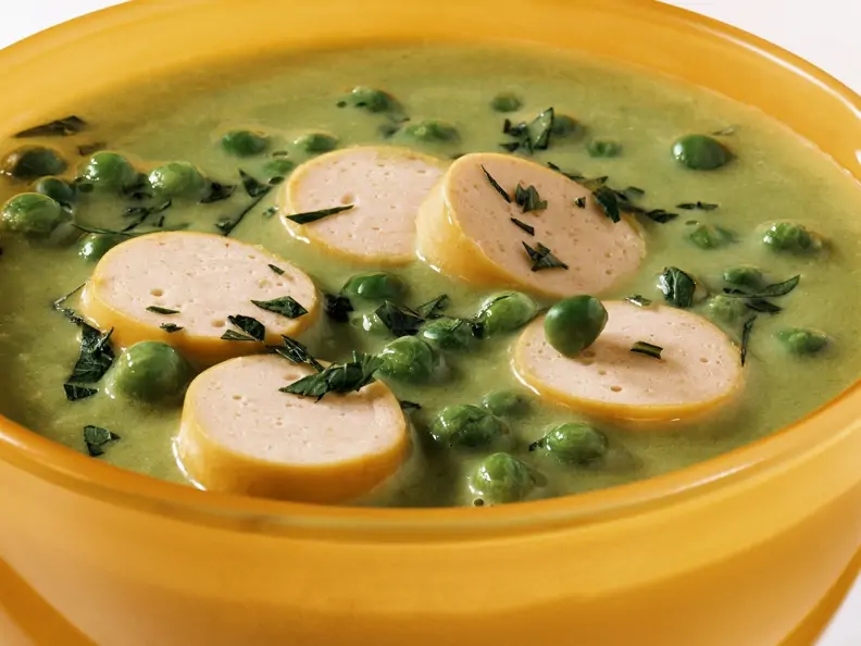 Erbsensuppe mit Frankfurter Würstchen