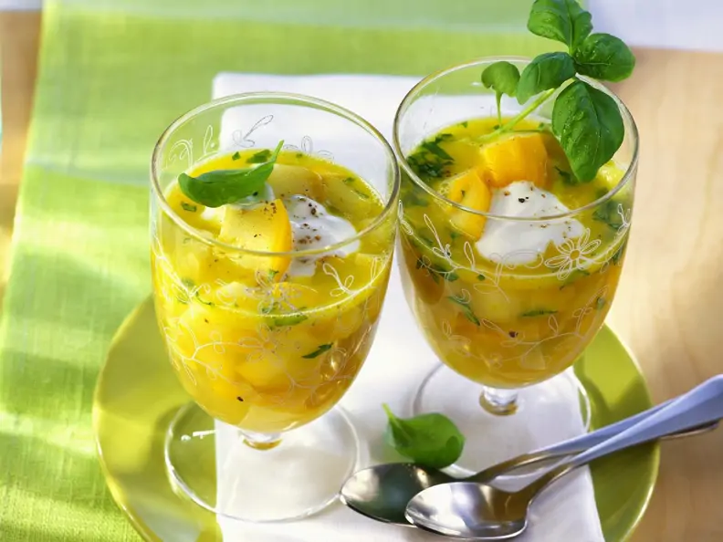 Zucchinikaltschale mit Sauerrahm