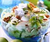Apfel-Lauch-Salat in einer Glasschale
