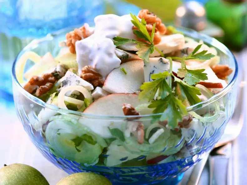 Apfel-Lauch-Salat in einer Glasschale