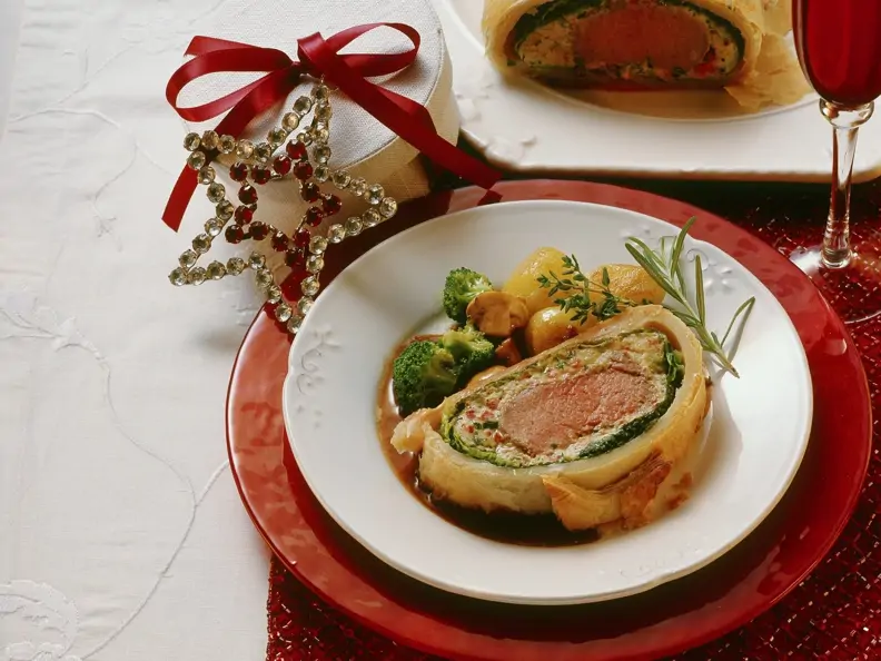 Kalbsfilet in Blätterteighülle mit Kartoffeln und Brokkoli