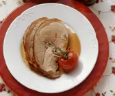 Spanferkelbraten und Kartoffelsalat mit Zucchini