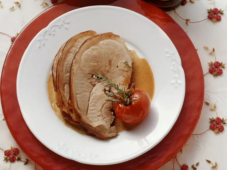 Spanferkelbraten und Kartoffelsalat mit Zucchini