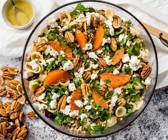 Mediterraner Pastasalat mit Pekannüssen
