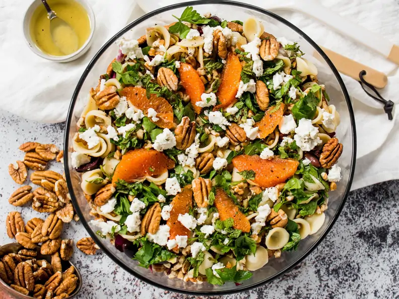 Mediterraner Pastasalat mit Pekannüssen