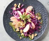Rotkohlsalat mit Äpfeln und Walnüssen