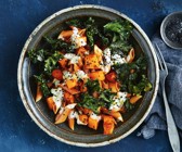 Warmer Linsennudelsalat mit Kürbis, Grünkohl und Tahini-Dressing