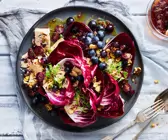 Radicchiosalat mit Cheddar und eingelegten Früchten