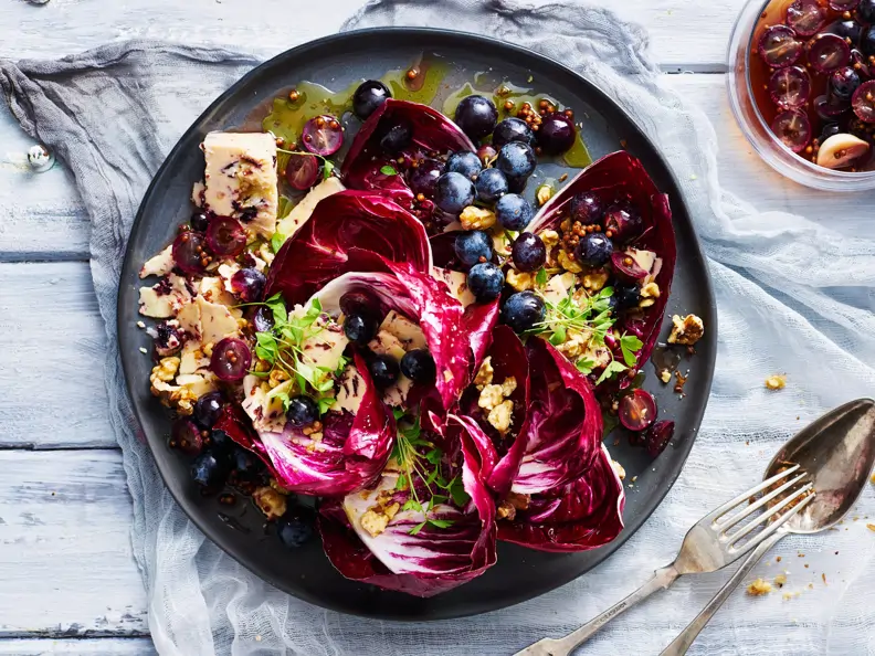 Radicchiosalat mit Cheddar und eingelegten Früchten