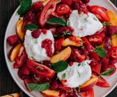 Tomatensalat mit Pfirsichen, Himbeeren und Burrata