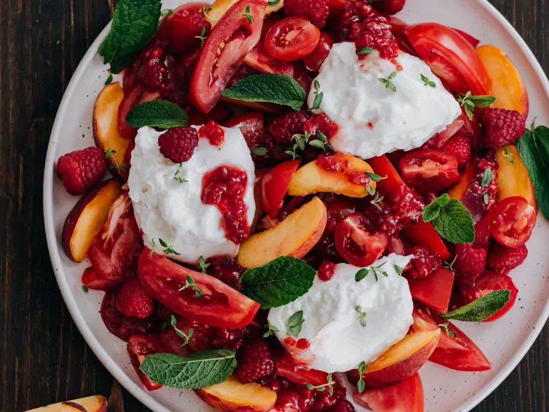 Tomatensalat mit Pfirsichen, Himbeeren und Burrata
