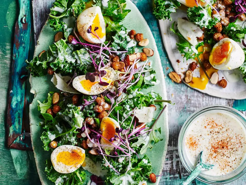 Grünkohl-Caesar-Salat mit Kichererbsen
