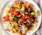 Quinoa-Salat vegan auf weißem Teller