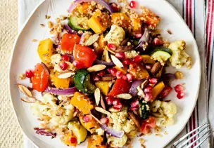 Quinoa-Salat vegan auf weißem Teller